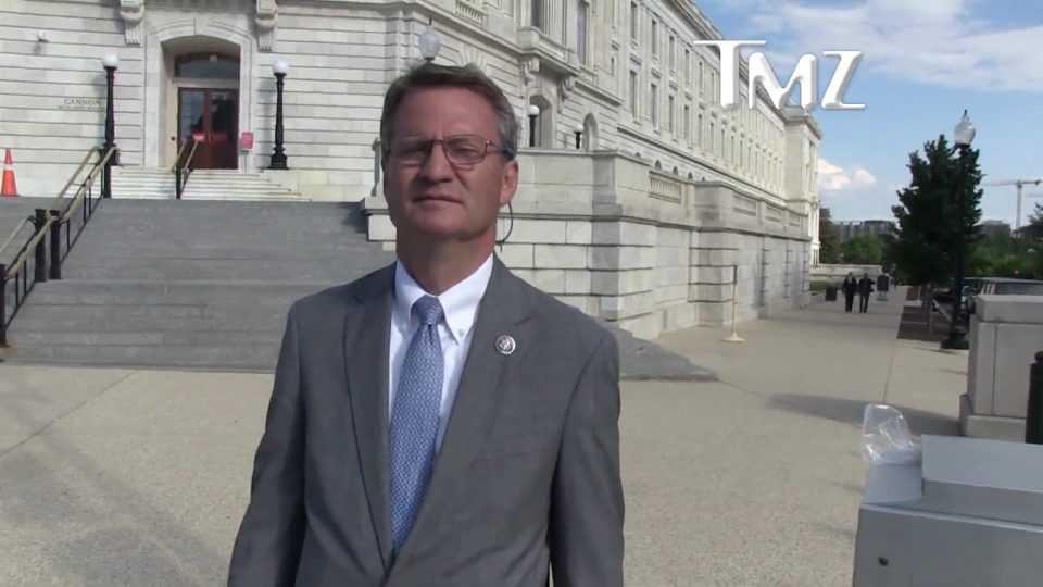 U.S. Congressman says ‘something’s going on that we can’t handle’ when asked about UFOs.mp4